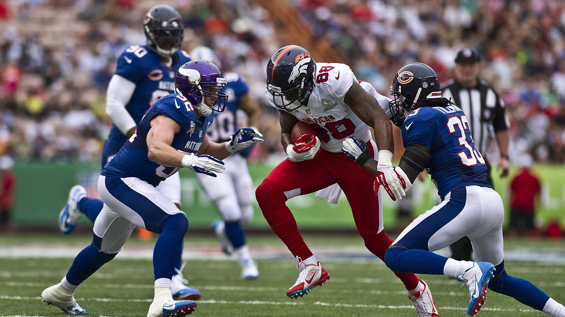 数字科技让足球比赛现场观众体验更丰富，互动性增强，数字智能足球