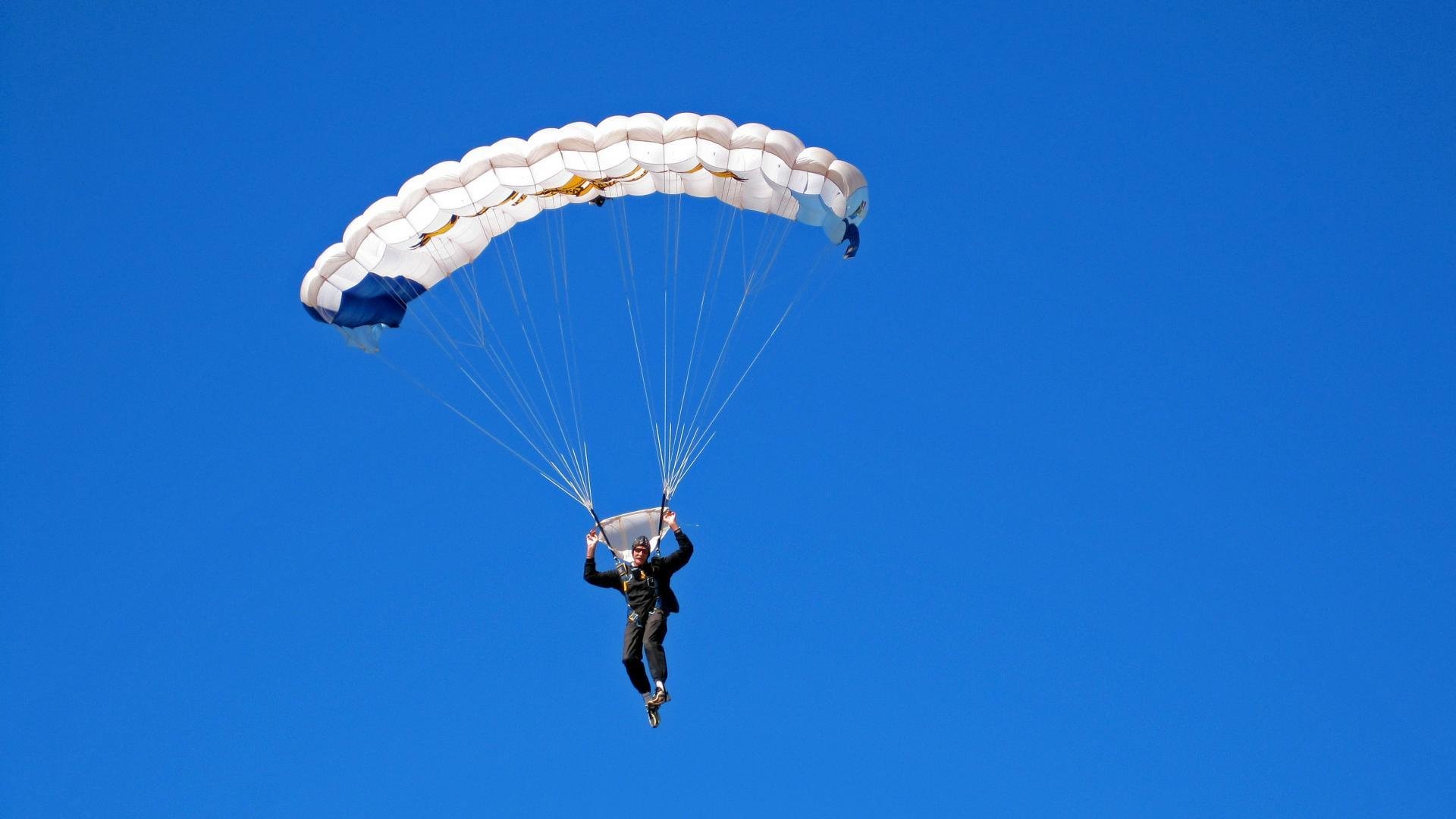 未来足球：智能球鞋、VR比赛盖铁，科技改变体育体验，超智能足球模型